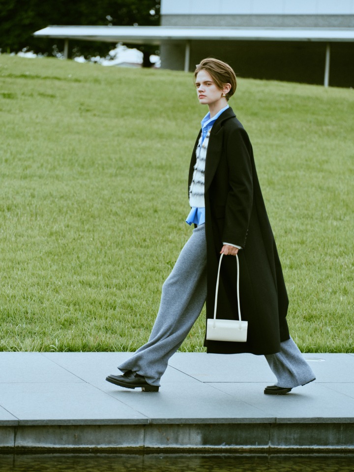 Coat ¥92,400 / Cardigan ¥29,700 / Shirt ¥29,700 / Pants ¥34,100 / Bag ¥126,500 (FANE) / Shoes ¥27,500