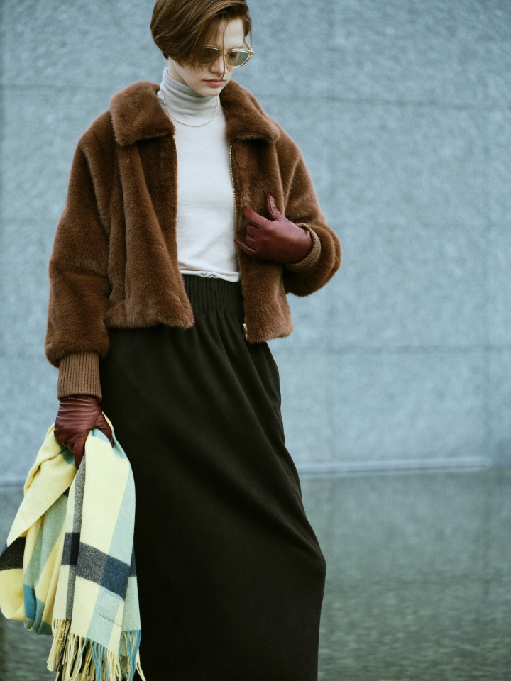Blouson ¥47,300 / Pullover ¥13,200 / Skirt ¥26,400 / Gloves ¥16,500 (Italguanto) / Stole ¥15,950 (TWEEDMILL)