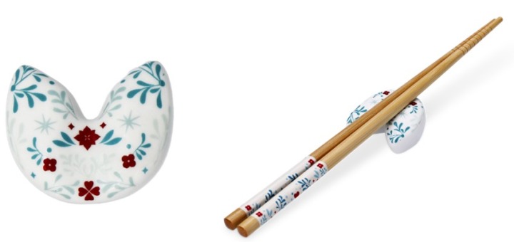 フォーチュンクッキー型が幸運を呼び込みそう！左）箸置き 330円邪魔にならないデザイン右）箸2膳セット 330円