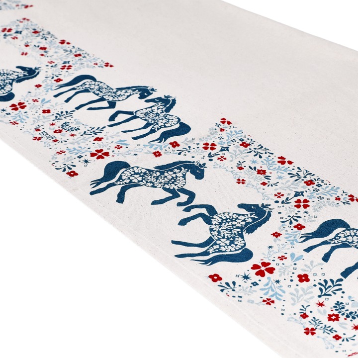 140 X 220cmの大判サイズで使いやすさ抜群です。テーブルクロス 2,640円