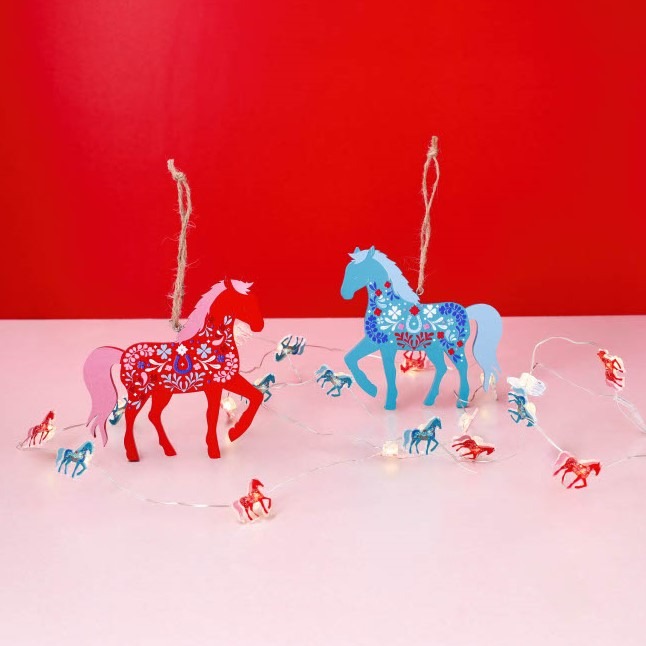 飾り付けも馬モチーフでおまかせ！左）ライトチェ-ン 880円右）オーナメント 440円
