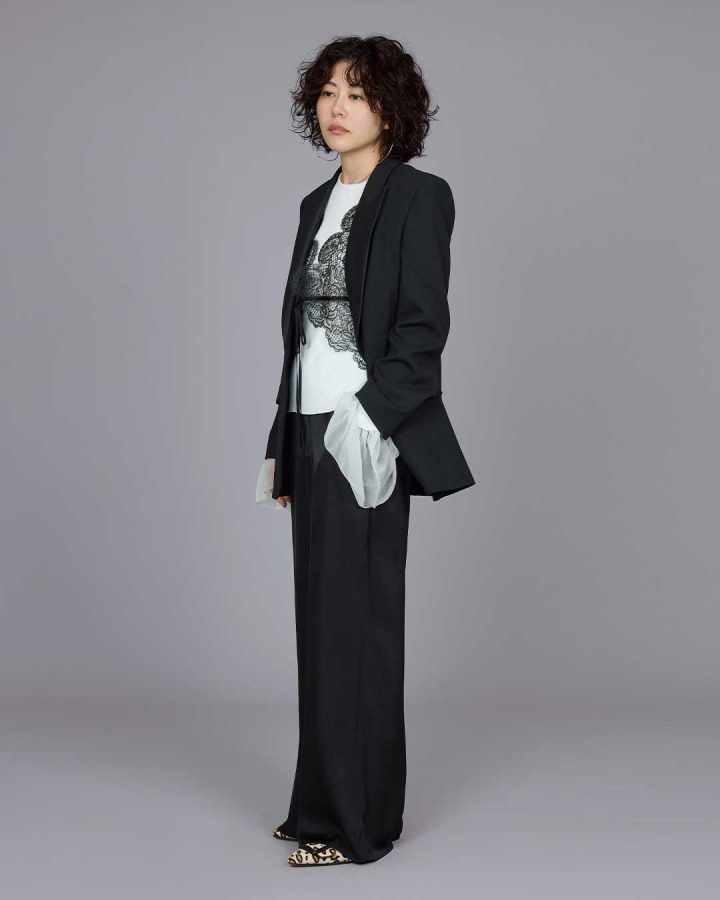 モノトーンにレディな表情