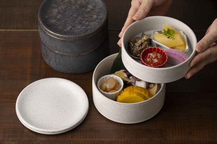 美濃焼　SAKUZAN　お重（白／黒）1,540円～、プレート990円～