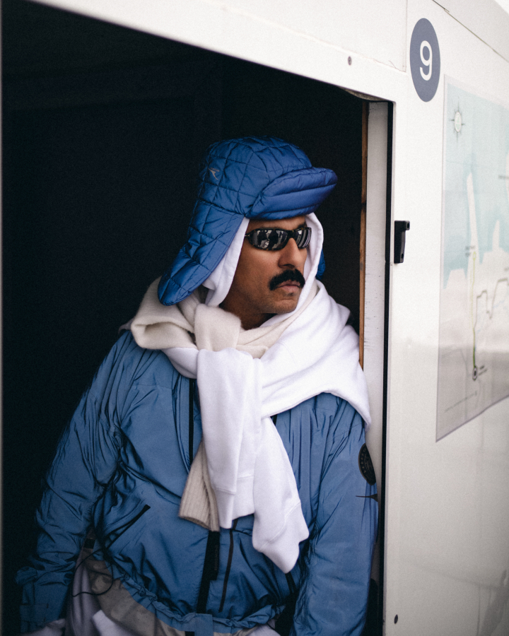 ハイダー・アッカーマンがホッキョクグマの姿を見守る