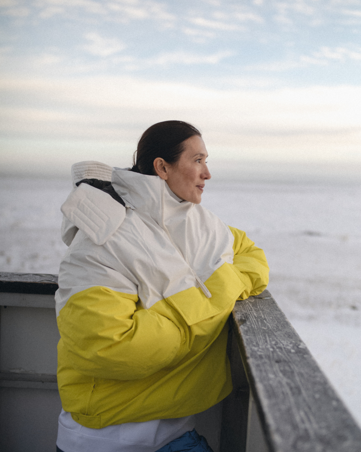 ホワイトとイエローのブロックデザインが印象的