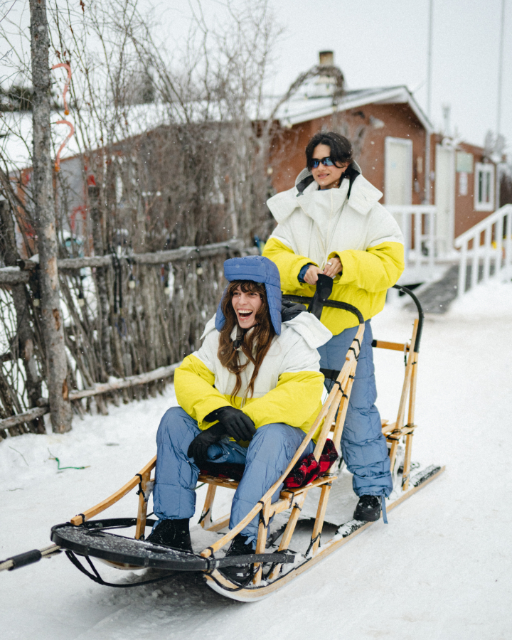 冬の自然を楽しむアクティビティに参加する様子