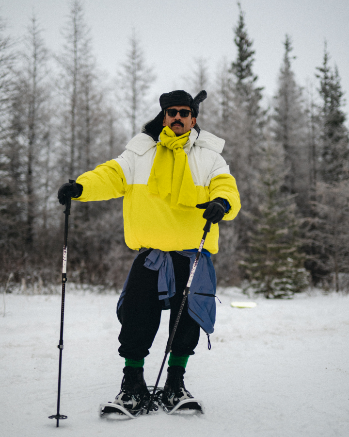スノーシューで雪原を進むハイダー・アッカーマン