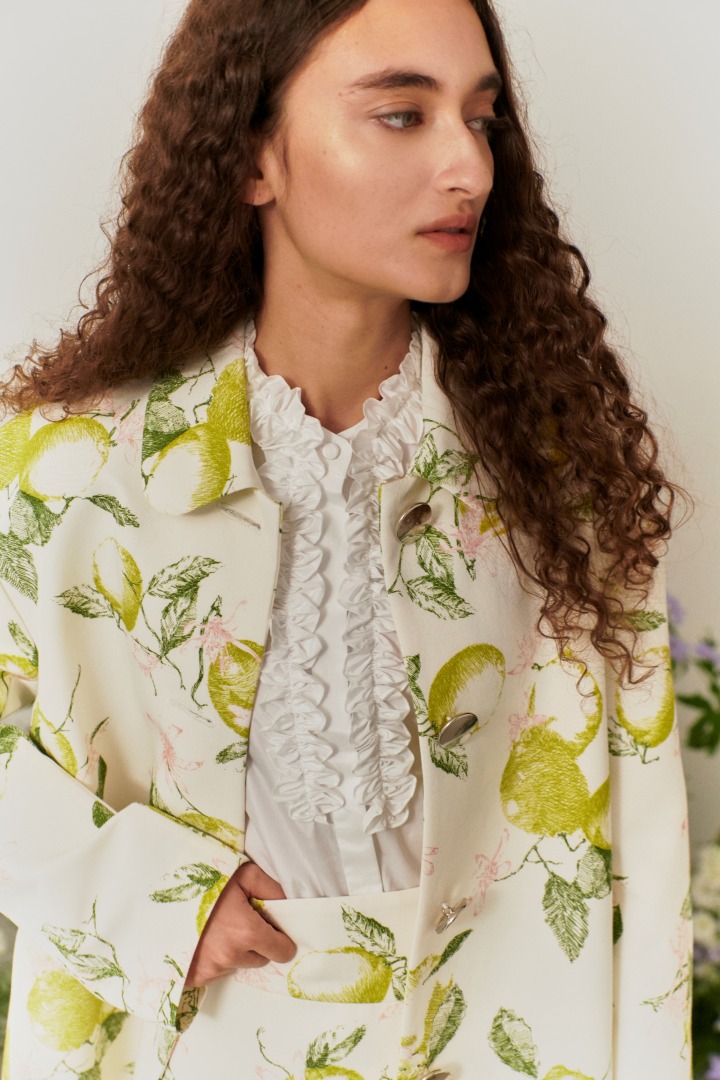 果物柄のコート、ブラウス、スカート