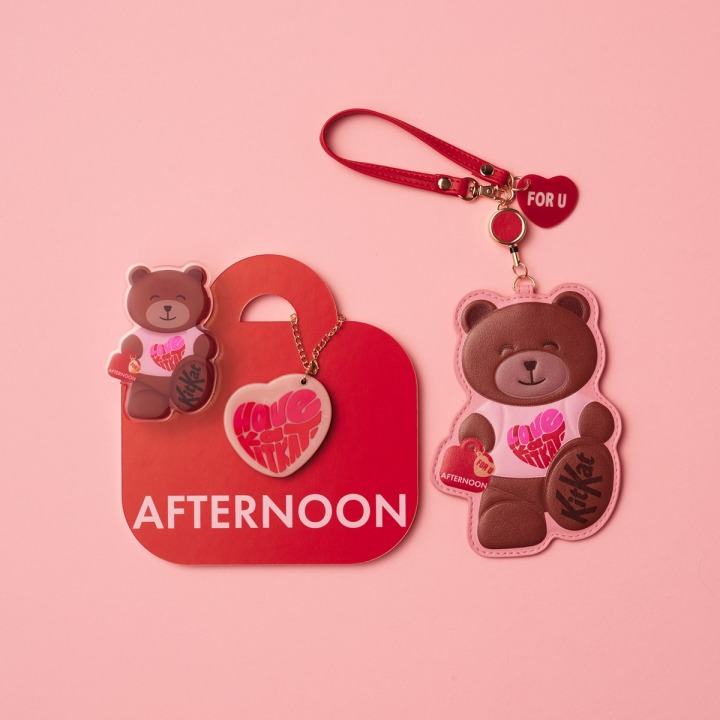 スマートフォングリップ、ミラーコームチャーム、リール付きパスケース