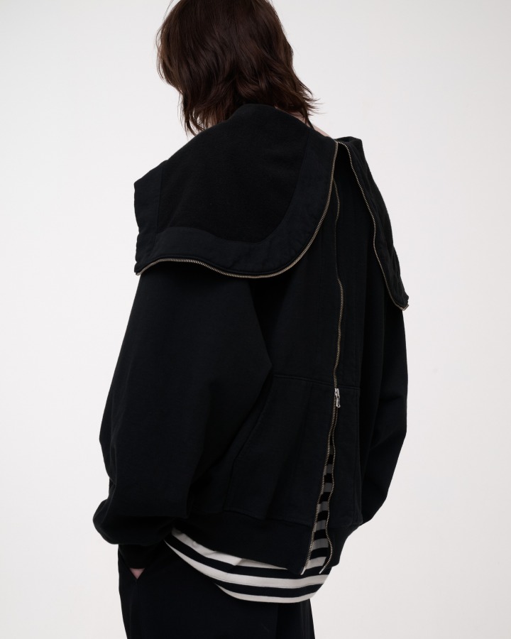 ジッパー付きの黒のジャケットの背面