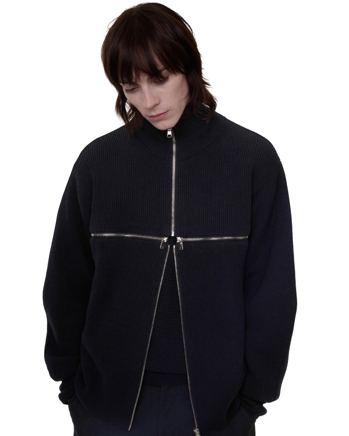 ジッパー付きの黒のジャケットの正面