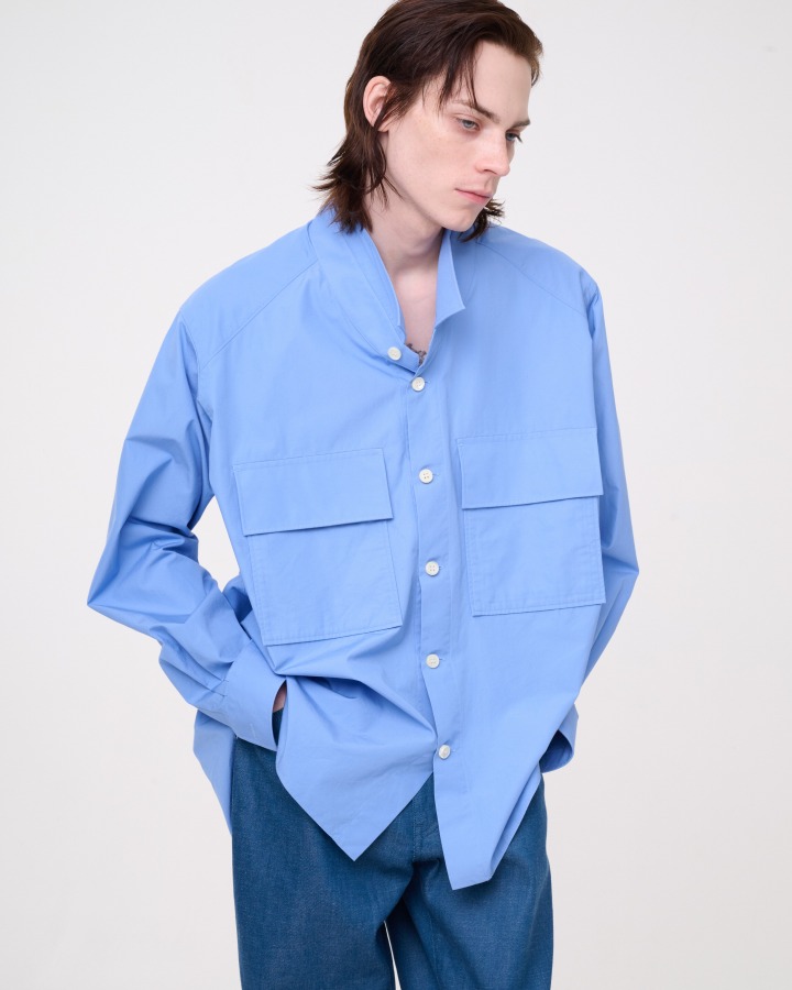 ブルーのシャツ