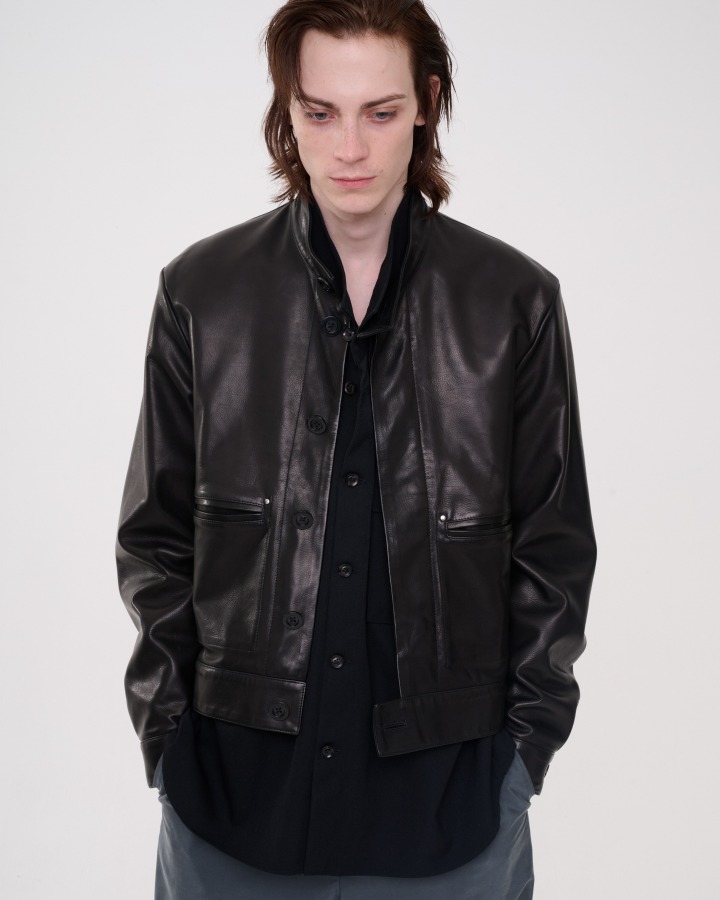 黒のブルゾンの正面