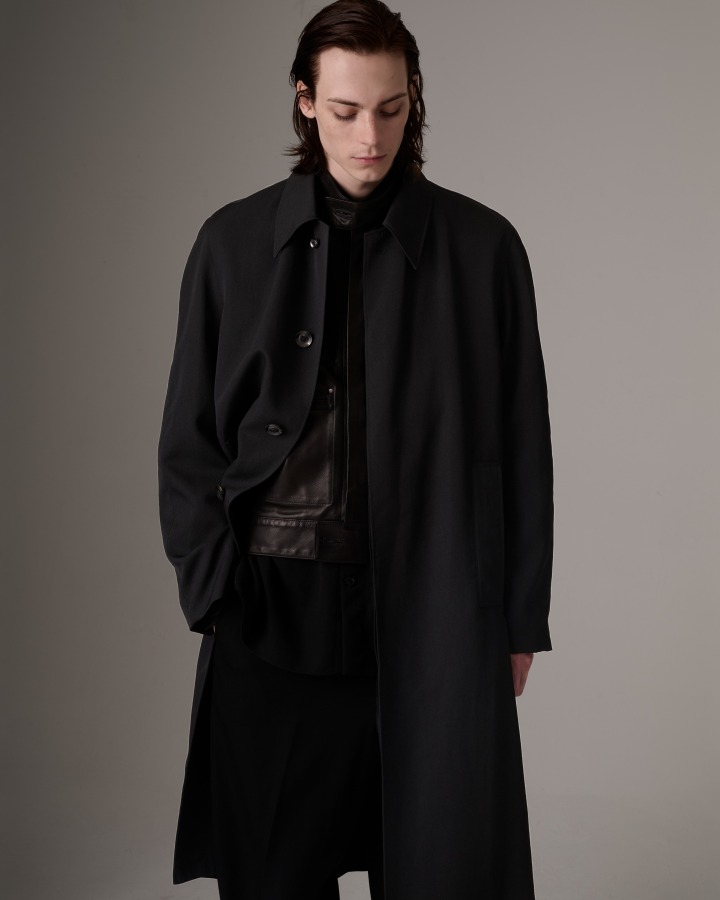 黒のコートの全身
