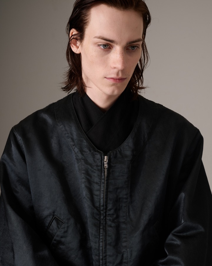 黒のブルゾンのアップ