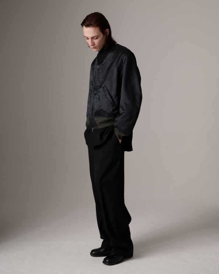黒のブルゾンの全身