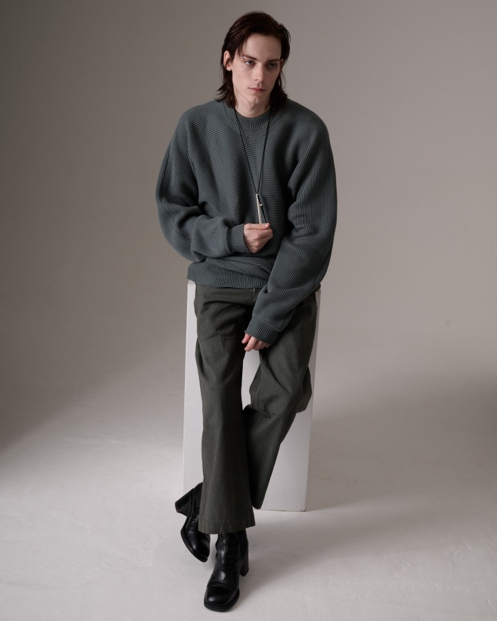 濃いグレーのニットの全身