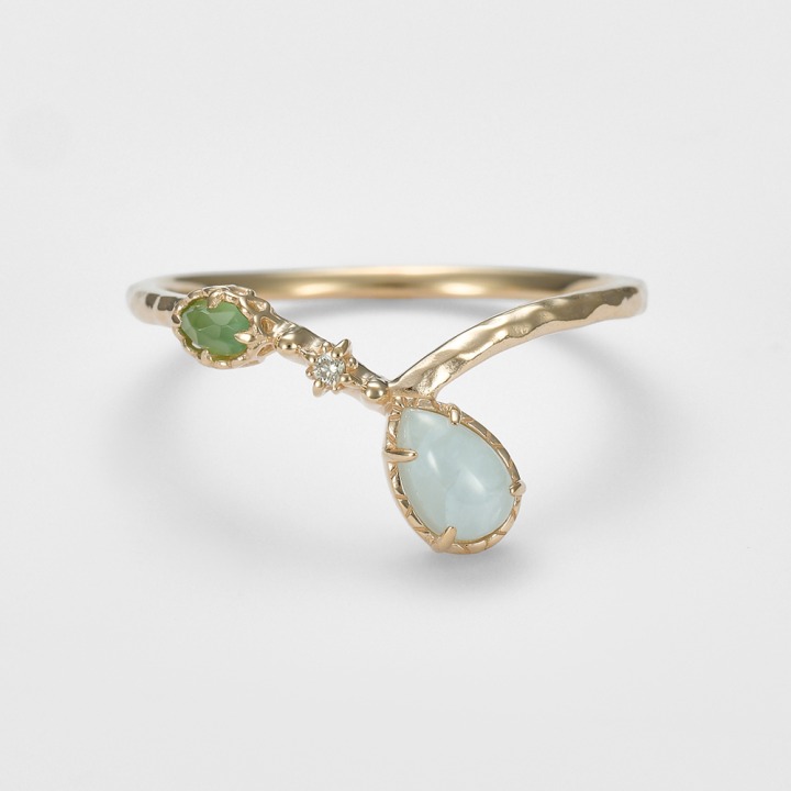 伸びやかなY字ラインは、蕾が今まさに開こうとしているような様子をイメージ。/ 42,900yen