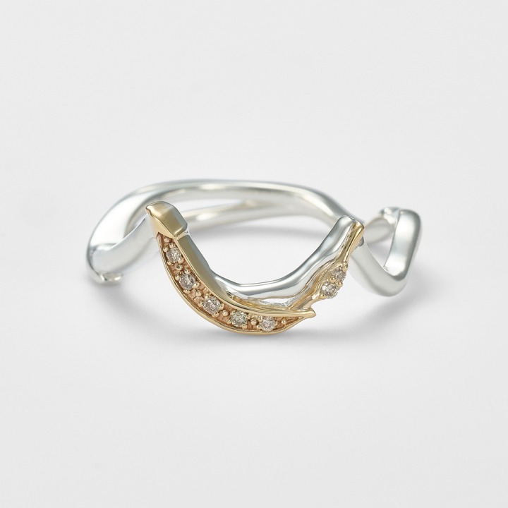 ゴールド部分は"いつまでも続く楽しみ"の花言葉を持つえんどう豆のモチーフ。/ 42,900yen