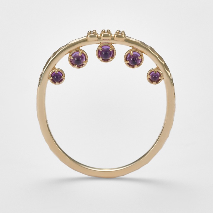 リングと指の間に生まれる空間が軽やかな印象。/ ring 52,800yen