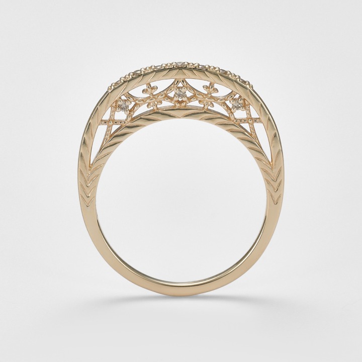 透かしの部分には贅沢にダイヤモンドをあしらった。/ ring 63,800yen