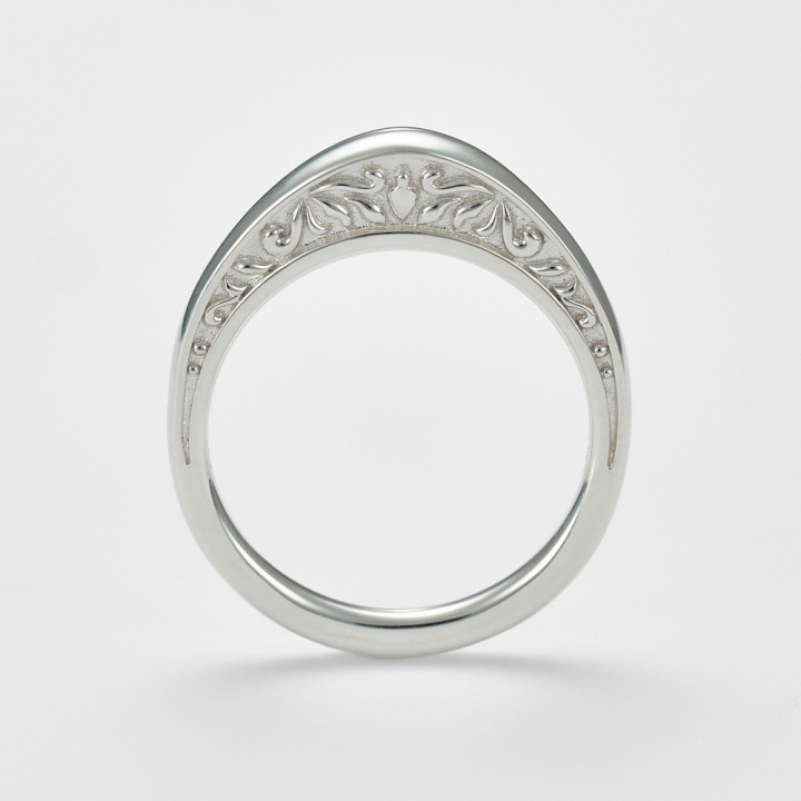 ヴィンテージ感のあるレリーフ模様がモダンなピンキーリング。/ pinky ring 16,500yen