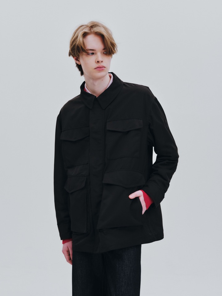 ヒップまで届くミッドレングスで、装いに奥行きを与える