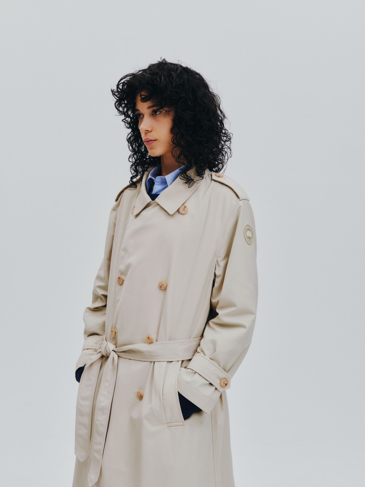 裏地を省いた仕立てで自然なドレープが生まれ、柔らかな陰影が生まれる