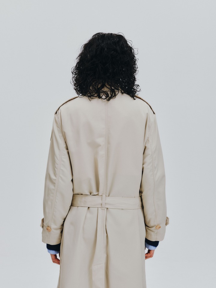 取り外し可能なベルトとバックベントが、動きやすさとシルエットの緩急をもたらす