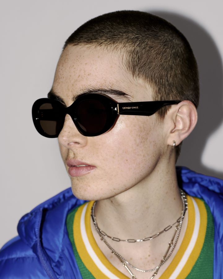 着用アイテム：Petra Sunglasses