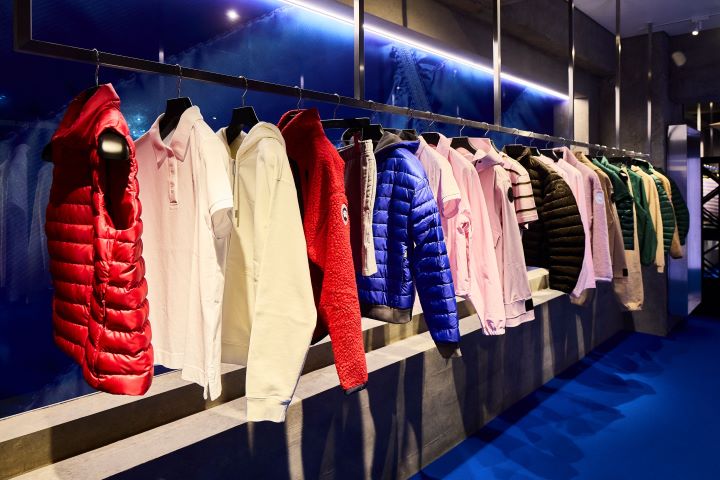 洗練されたプロポーションと春の光を宿したカラーパレットを、インスタレーションの柔らかな空気感の中で