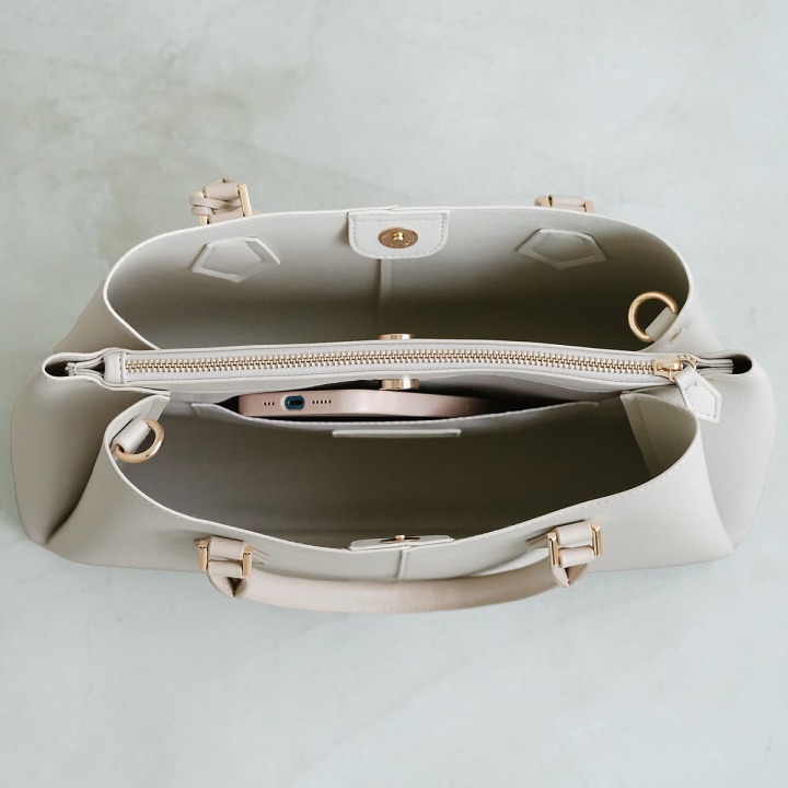 チャーム付き2WAYトートバッグ/A4対応・軽量