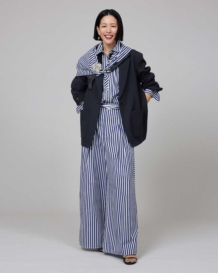 Jacket ￥97,900／ Blouse ￥64,900／ Pants ￥63,800／ Earrings ￥51,700／ その他 スタイリスト私物