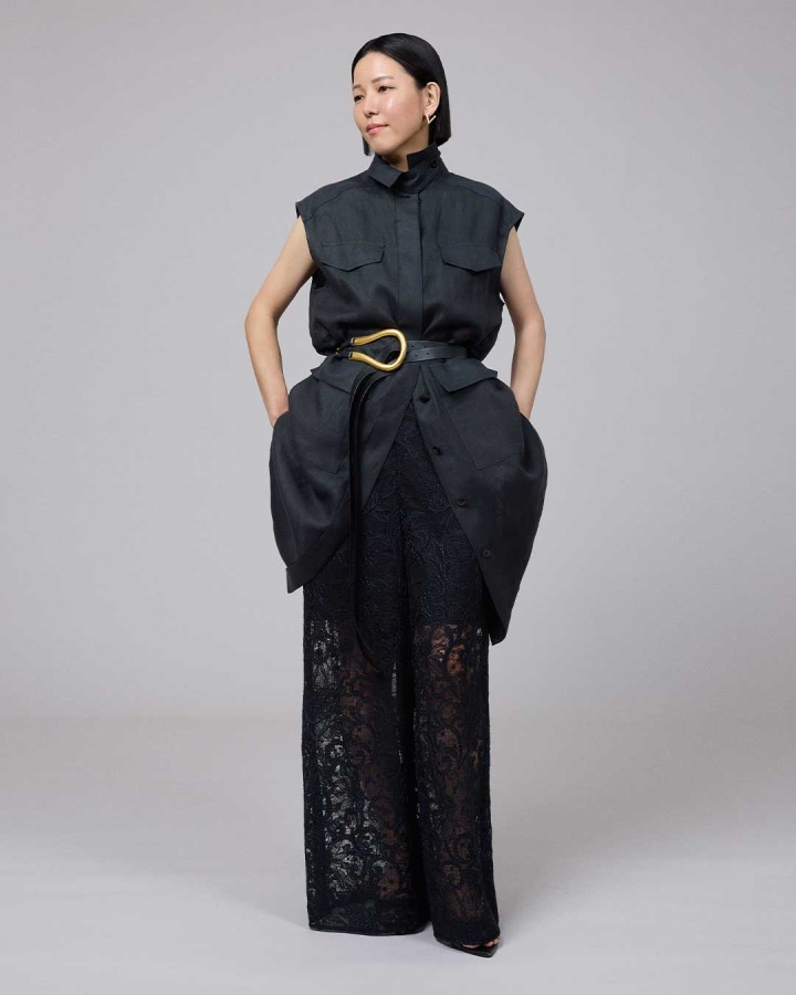 Jacket ￥97,900／ Blouse ￥64,900／ Pants ￥63,800／ Earrings ￥51,700／ その他 スタイリスト私物