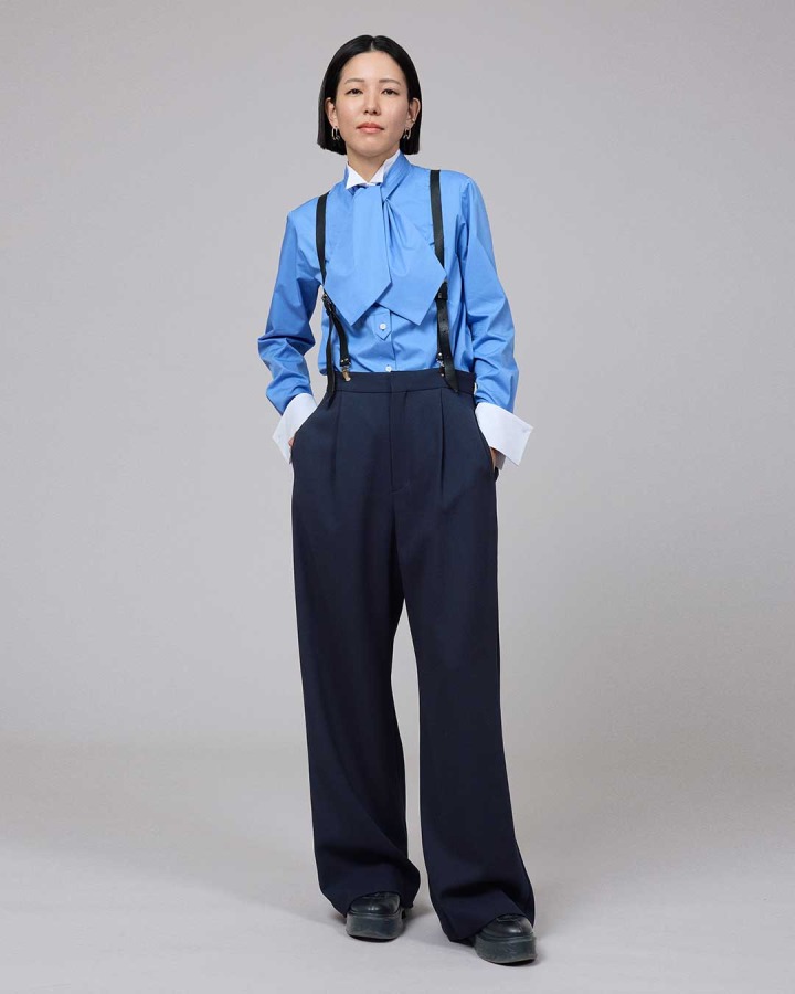 Jacket ￥97,900／ Blouse ￥64,900／ Pants ￥63,800／ Earrings ￥51,700／ その他 スタイリスト私物