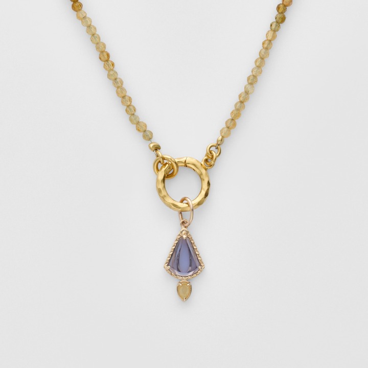 人気のクリッカーパーツのネックレスにも色石を使用した新作が登場。