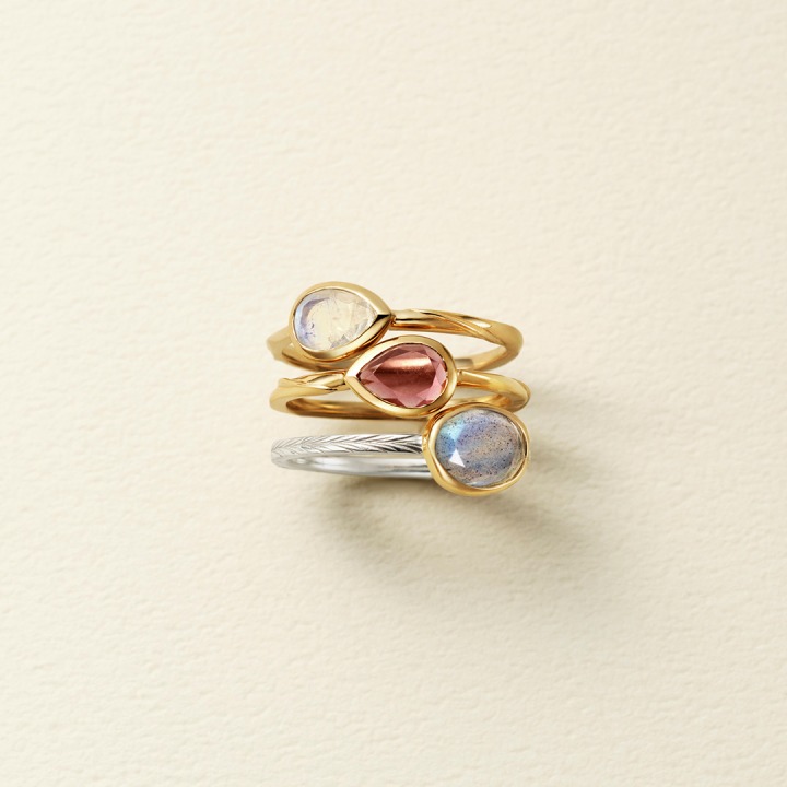 大小の石のリングをずらして重ねた春らしいポップなコーディネート。