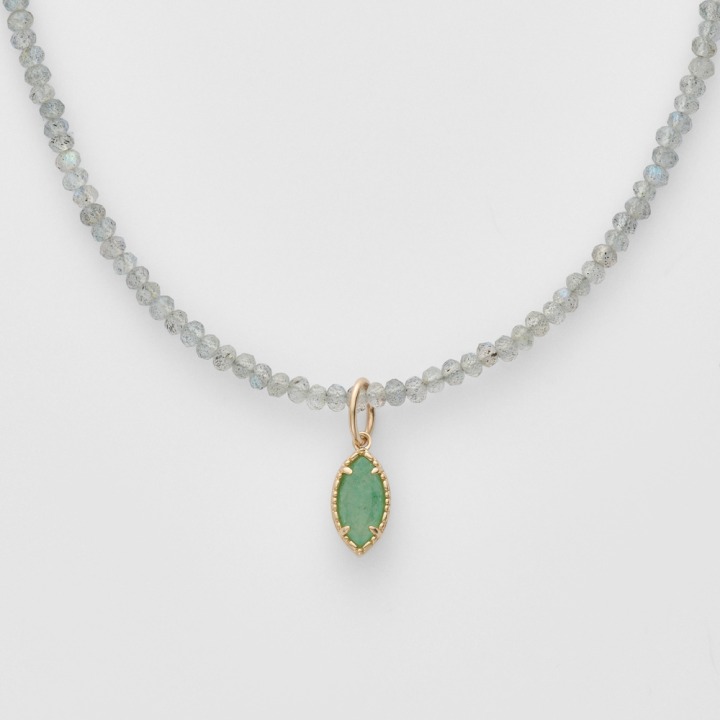 ネックレスとチャームを同系色でまとめて、統一感のある組み合わせに。